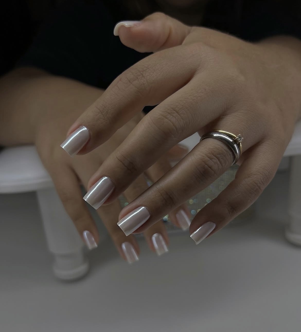Ongles blancs et nude en dégradé avec bord métallisé
