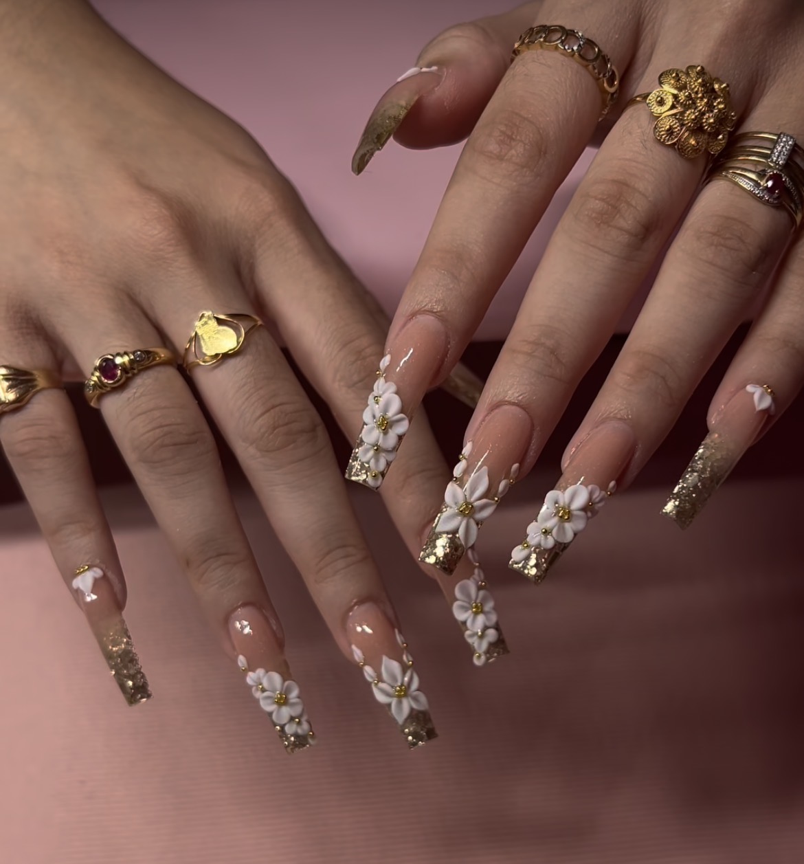 Ongles avec fleurs blanches en relief et dorures